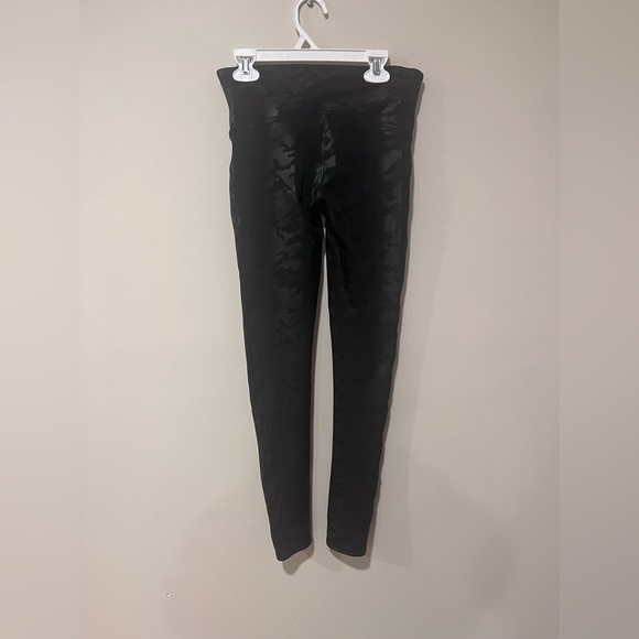 Black Camo Spanx Leggings-Size Medium - Picture 2 of 8
